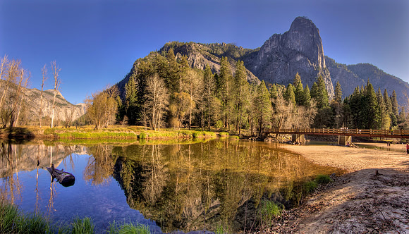 Yosemite-SwingingBridge